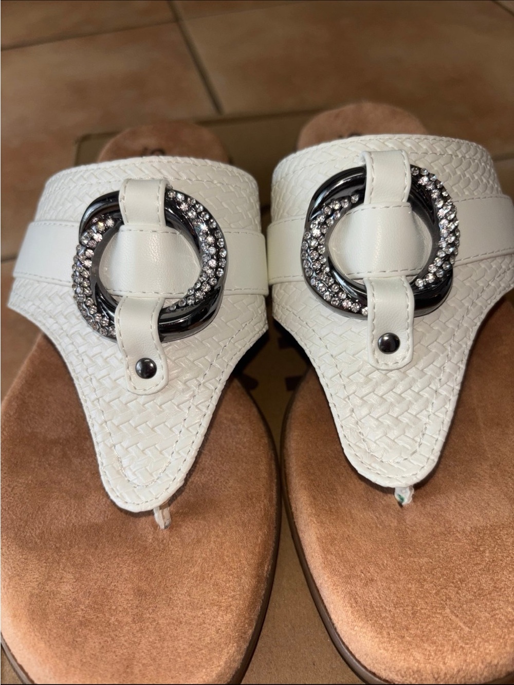 Macys White Leatherette Toe-Post Sandals with Decorative Ring Brand Cliff size 7 - Picture 6 of 13